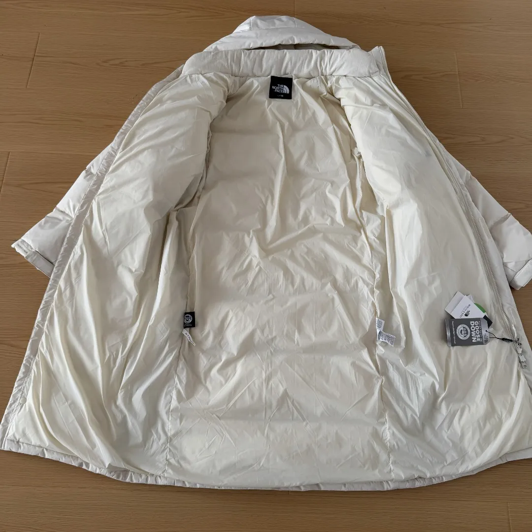 Photographed at home, please do not pass it off as a stolen photo! Style number: Y 68-𝐓𝐡𝐞 𝐍𝐨𝐫𝐭𝐡 𝐅𝐚𝐜𝐞 /F 22 North Face long down jacket Shin Min Ah Same Style ❶Fabric: Made of 100% polyester fiber, dry to the touch, water-repellent fabric. ❷Filling: It is also filled with 80% goose down, and the fluffy and warm effect is very good. ❸Embroidery: Using imported Tajima Embroidery Ten Thousand Needle Embroidery, using imported No. 7 needles and Japanese Queen Embroidery Thread to ensure that each word is full of work and has a clear three-dimensional sense. ❹The zipper is customized by Yoshida YKK original factory, with clear engraving and perfect and smooth texture. Size: XS S M L XL XXL Color: Black White